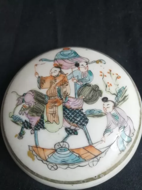 Boite chinoise ancienne, Porcelaine peinte de Personnages, "Décor Famille rose"