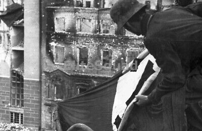 WW2 Picture Photo 1945 German soldier with flag building Stalingrad 1008