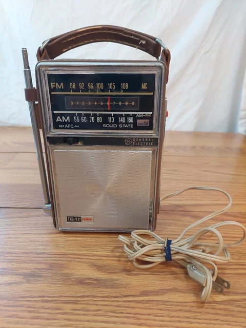 Vtg Autograph General Electric AM/FM radio with brown leather case model P977B