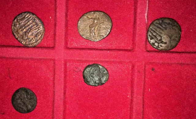 5 sehr alte  Münzen-sehen antik aus - vielleicht alte röm. Münzen - siehe Fotos!