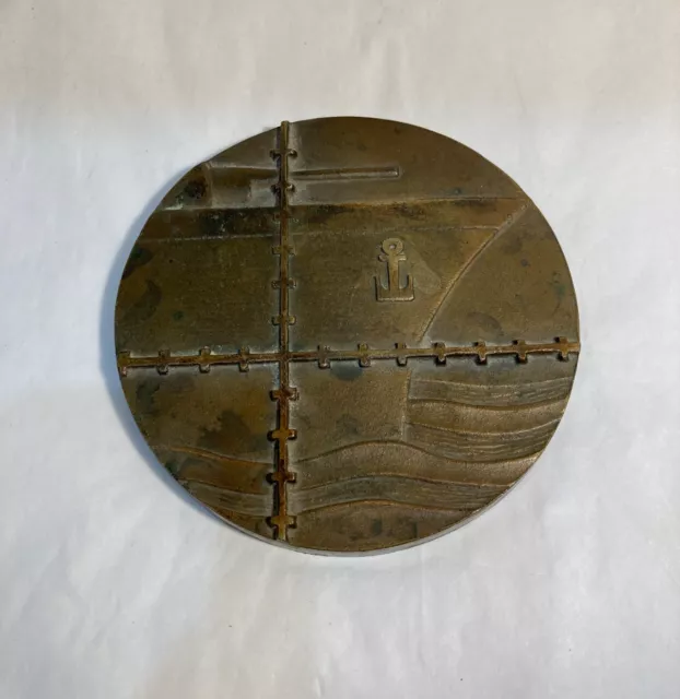 Importante plaque, Médaillon en bronze. Croiseur. militaria. Navire militaire.