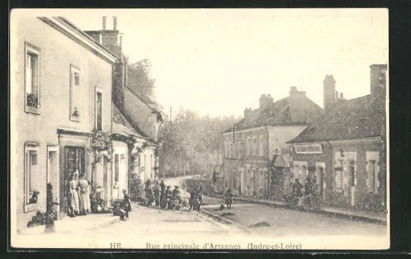 CPA Artennes, Rue principale, vue de la rue avec des enfants