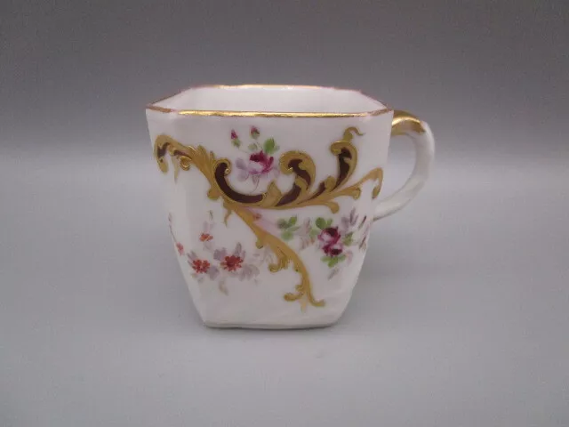 Tasse a café ancienne en porcelaine