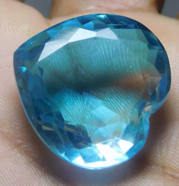 38,20 carats. Belle pierre précieuse en vrac de forme de coeur de...