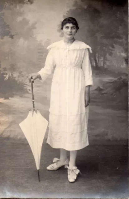 BL464 Carte Photo vintage card RPPC Femme mode fashion parapluie studio décor