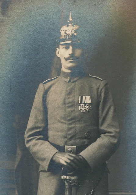 Foto auf Pappe - Soldat Feldgrau Pickelhaube Orden - 1.WK
