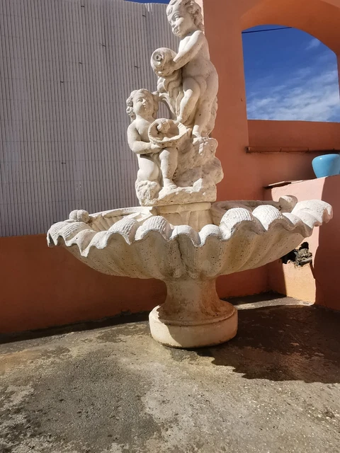FONTAINE AVEC LES anges, Fontaine de jardin en ciment figurant deux