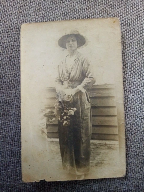 ANCIENNE PHOTO D'UNE Jeune Femme Debout Dans L'Herbe Carte Postale RPPC EUR 9,29 - FR