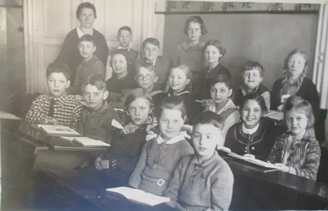 RAR Orig priv. Foto alter Zeit ! besonderes Gruppenbild Schule Schulklasse Lehre