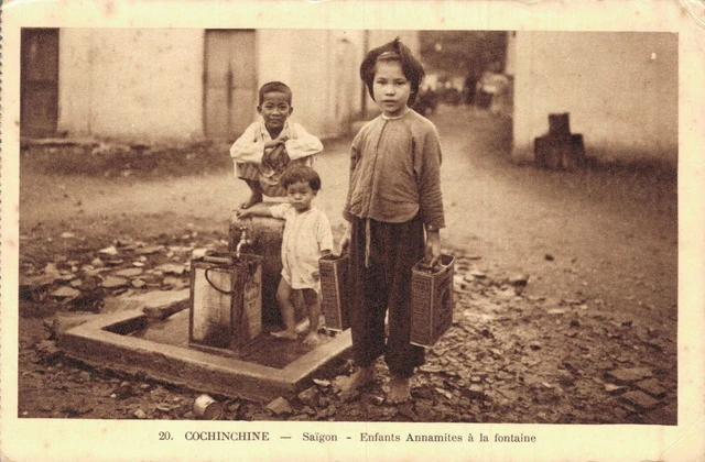 Vietnam Cochinchine Saigon Enfants Annamites a la fontaine 05.51