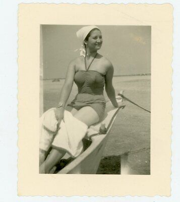 Photo snapshot - une femme en maillot de bain mer plage barque années 50