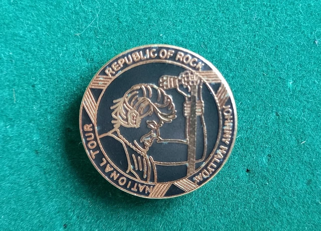 Pin's Renaud Numéro 6, Chanteur Star Célébrité, Bon état, Collection