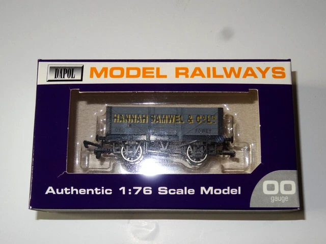 Dapol 00 Gauge - B733- 5 plank wagon with Load.  New-Mint-Boxed.