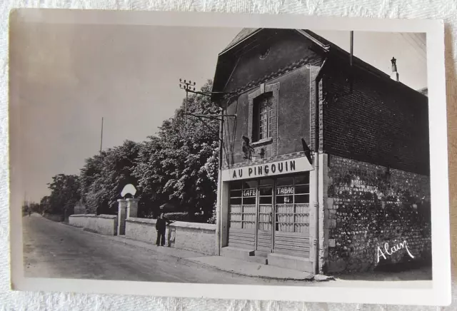 CPA VAL-DE-LA-HAYE Café Le Pingouin Seine Maritime(76) Photo N&B Animée 1955