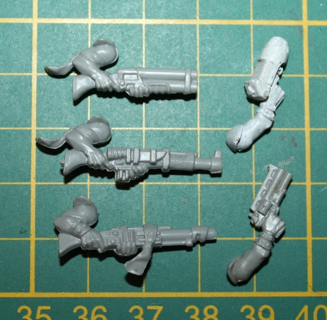 Warhammer Necromunda lot de 6 bras avec armes non peint