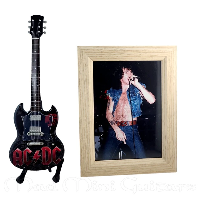 MINIATURE GUITAR BON SCOTT with free stand + PHOTO 5X7 AC/DC ACDC EUR ...