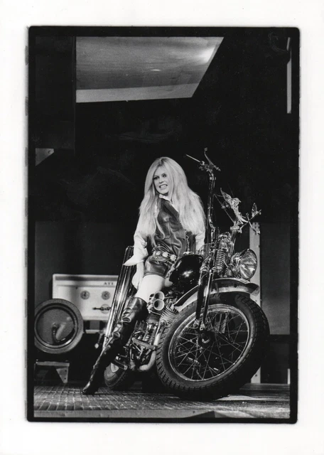 BRIGITTE BARDOT CUISSARDES Harley Davidson Gainsbourg Télévision