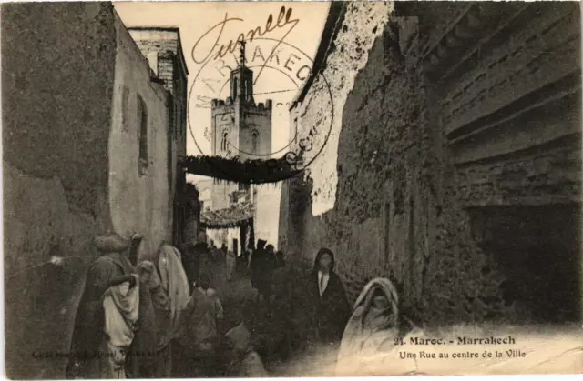CPA AK MAROC - Marrakech - Une Rue au centre de la Ville (93247)