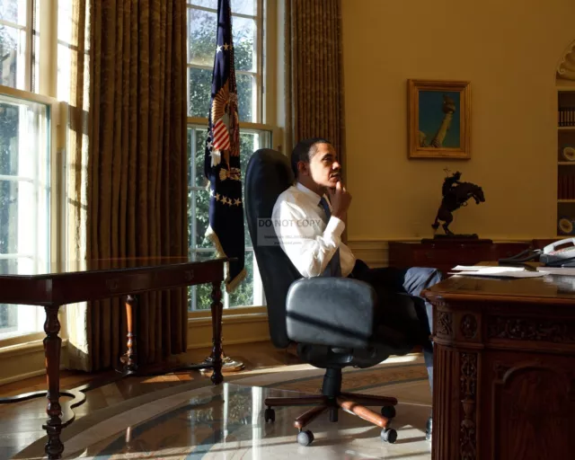 Barack Obama In The Oval Office On 1St Day Of His First Term 8X10 Photo (Zy-392)