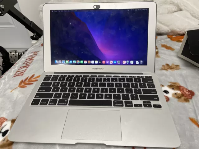 Apple MacBook Air 11 inch / Dual Core i5/ 4GB/ 128GB SSD. 1 Owner Original