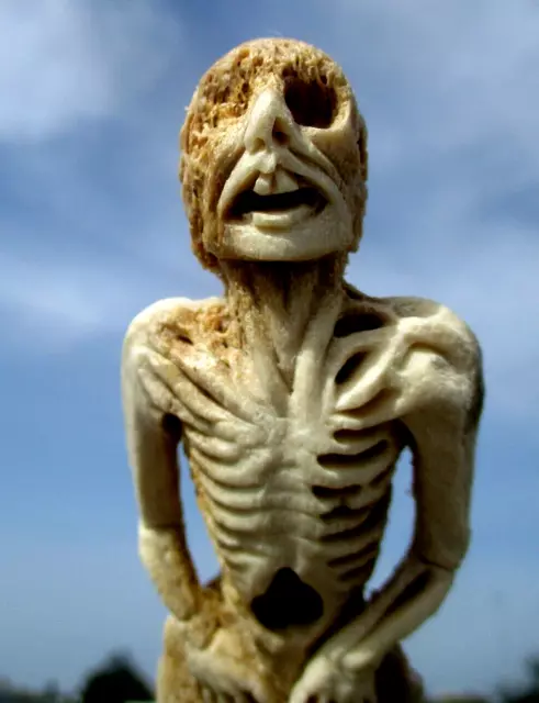 Skurrile Figur , Mumie aus  Hirschhorn geschnitzt auf Holzsockel