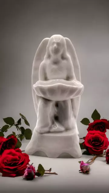 Bénitier religieux en biscuit/porcelaine représentant un ange