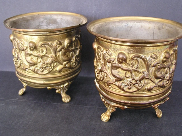 Rare Paire de petits cache pot 19eme Napoleon III en laiton décor d'Angelots...