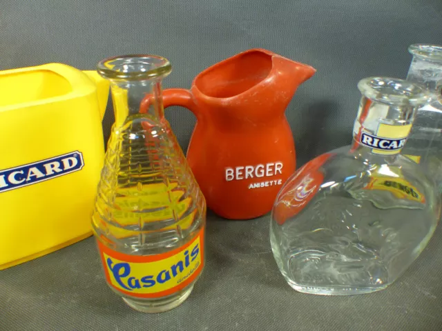 Lot de 5 anciennes carafes de bistrot en verre et plastique Casanis Ricard 3