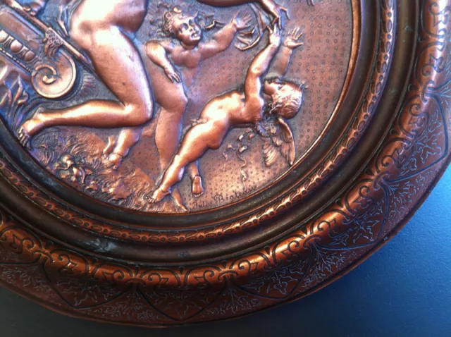 TRÈS RARE PLAT ART NOUVEAU signé JULES BRATEAU  (1844 - 1923) VENUS et CUPIDON 2