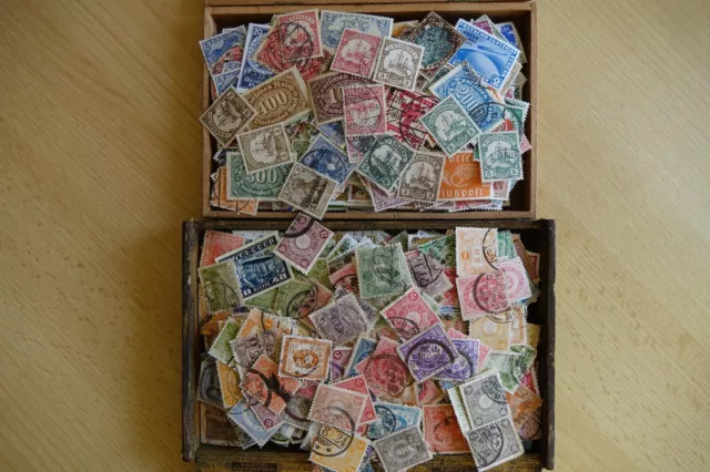 2 alte urige Zigarrenkisten mit ca. 1000 Briefmarken, Sammlung viel Deutschland