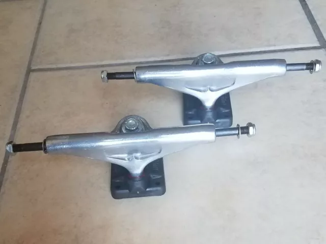 2 NOS 9.0 “ Gullwing Street Shadow Sil/Blk Vintage 80s Skateboard Trucks NEW.