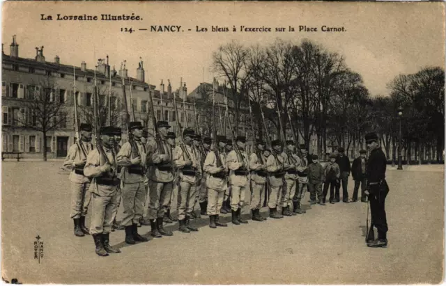 CPA Militaire Nancy - Les bleus á l'exercice sur la Place (90746)