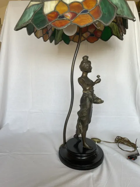 Lampada da tavolo stile Tiffany, paralume in vetro piombato e piantana in bronzo 2