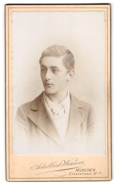 Fotografie Adalbert Werner, München, Elisenstrasse 7, Junger Herr im Anzug mit
