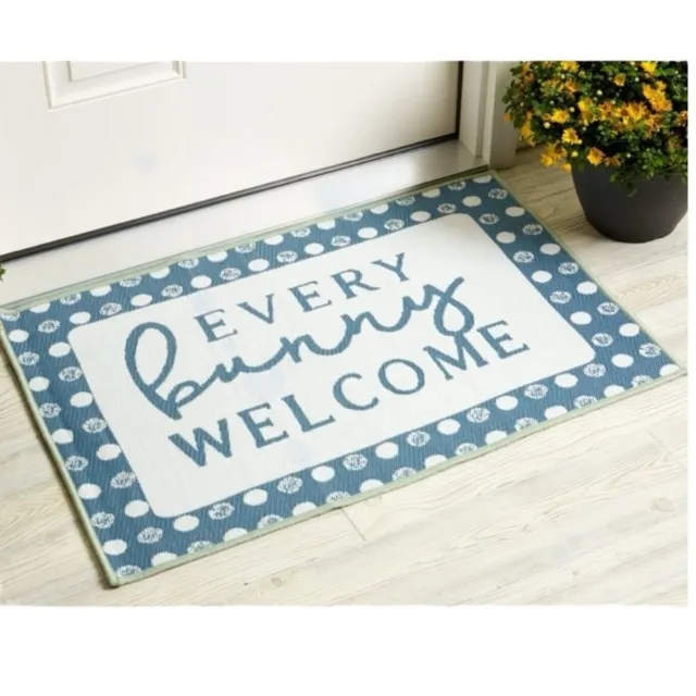 Alfombra de acento reversible Way to Celebrate Easter Every Bunny Welcome rosa verde