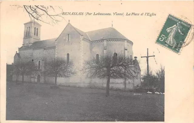 CPA 86 BENASSAIS PAR LAVAUSSEAU LA PLACE DE L'EGLISE (cliché pas courant