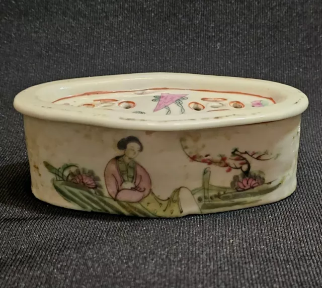 An Antique 19thC Chinese Famille Rose Porcelain Cricket Box and Cover