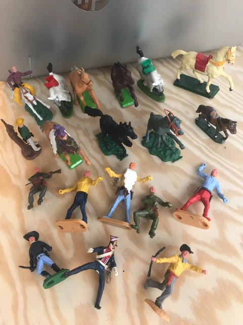 LOT VARIÈ : 11 ancienne figurines cow boy soldat chevaux