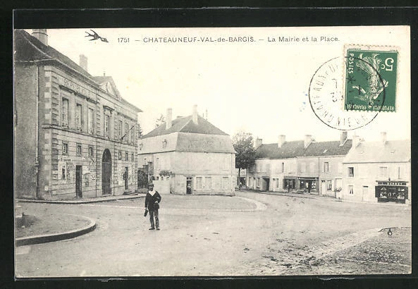 CPA Chateauneuf-Val-de-Bargis, La Mairie et la Place 1912