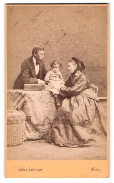 Photography Julius Gertinger, Vienna, mother and father with table-sitting Kle