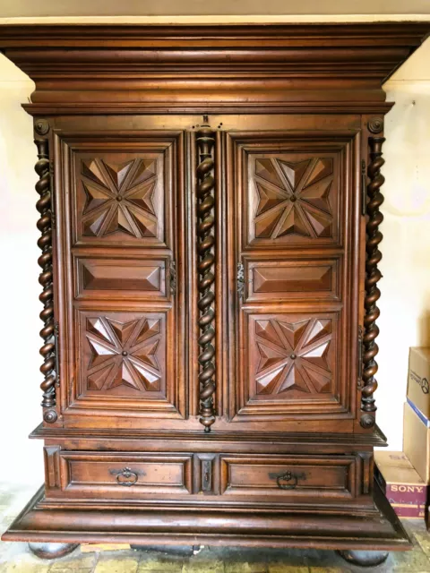 Armoire époque Louis XIII pointes de diamant noyer