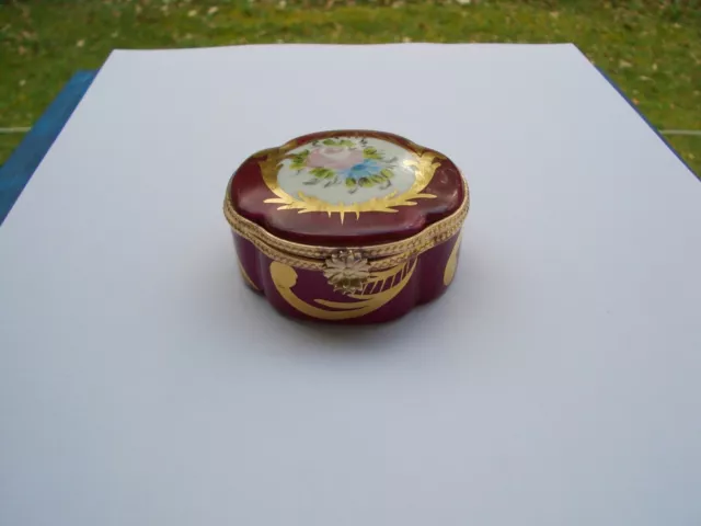 Ancienne Boite à pilules en porcelaine de Limoges et Laiton