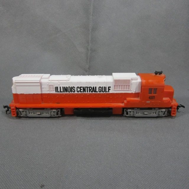 TYCO MANTUA - HO Scale ILLINOIS CENTRAL Gulf 4301 Diesel Locomotive no handrail