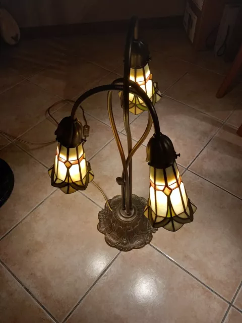 Lampada ottone brunito,lampada da tavolo, stile tiffany, 3 bracci e 3 campanule.