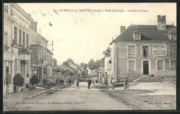CPA Le Mesle-sur-Sarthe, Rue d´Alencon, Vue de la Place