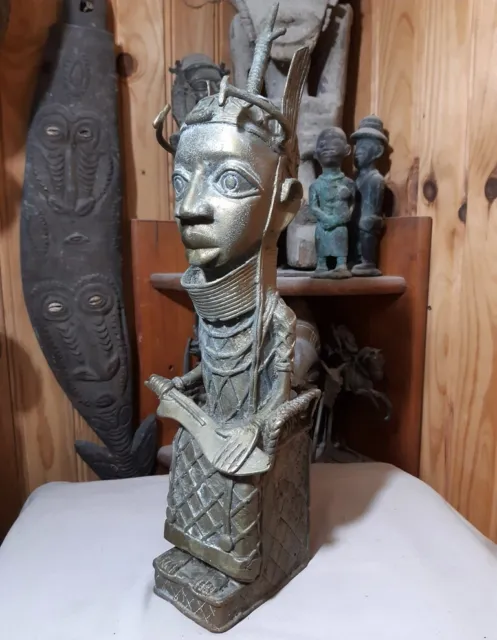 LOURDE STATUETTE VOTIVE EN BRONZE (40.5 cm) CULTE OBA DES IFÉ DU BÉNIN 1970/1980