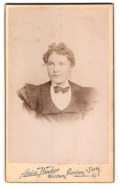 Fotografie Atelir Wacker, Würzburg, Junge Dame im modischen Kleid