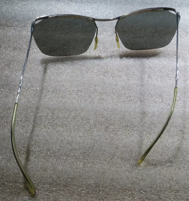 Paire de lunettes sans marque avec verres fumés – 3