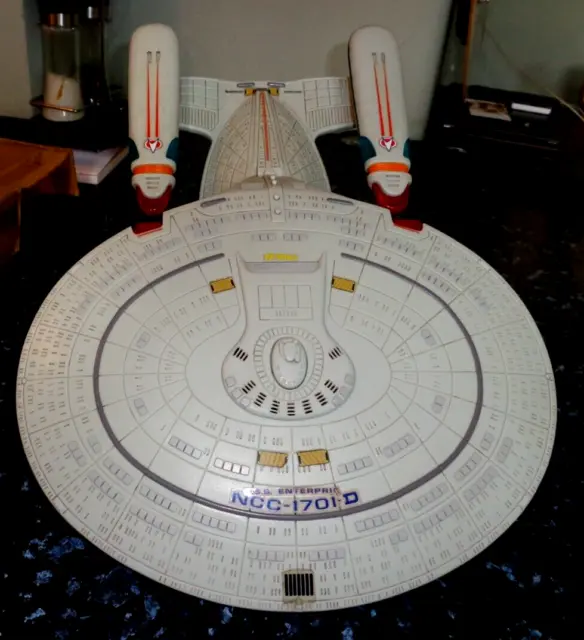 Playmates Star Trek spaceship USS Enterprise  NCC-1701-D 1992 model