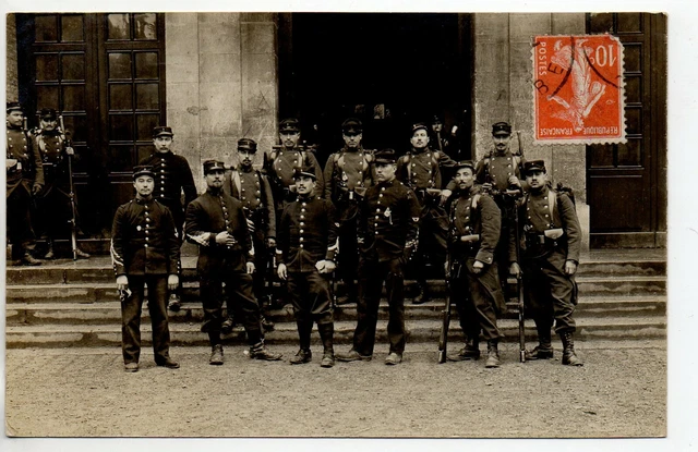 Thème VIE MILITAIRE & Guerre - CARTE PHOTO Non située - Soldats à la pose